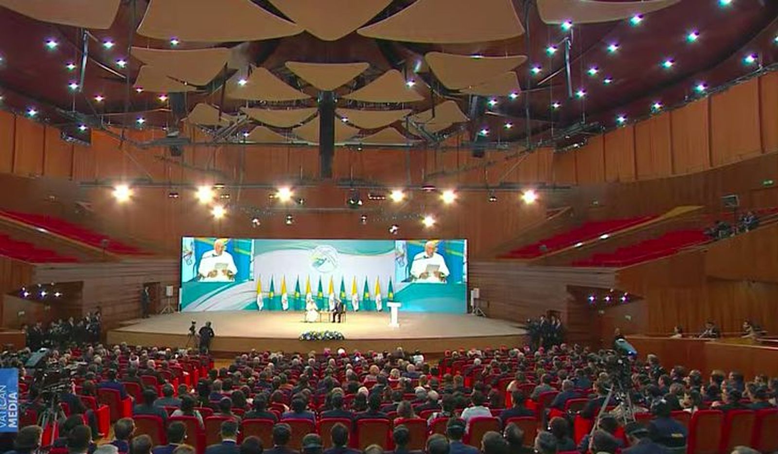 Auditorio del primer discurso del Papa