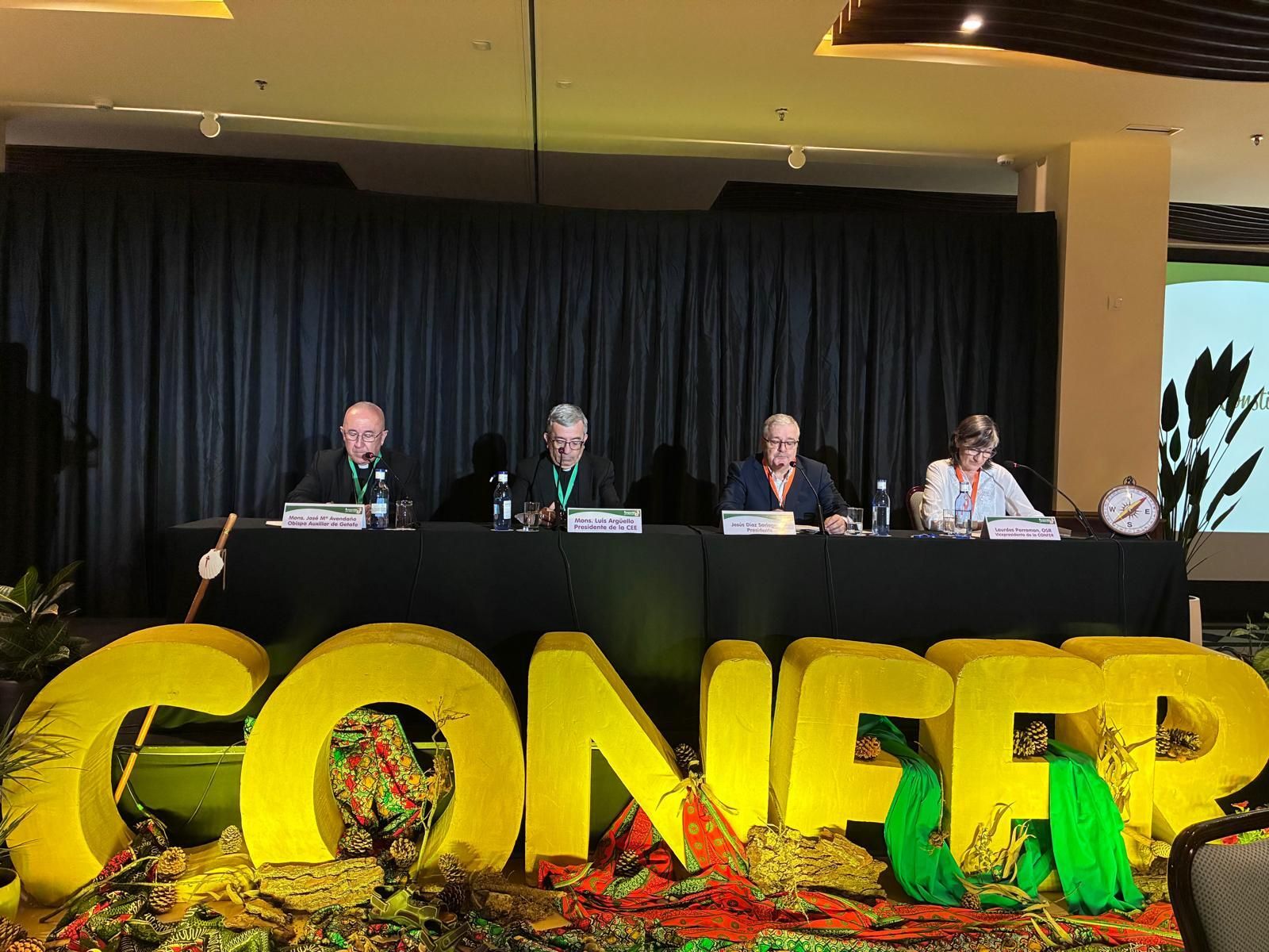 Mesa presidencial en CONFER