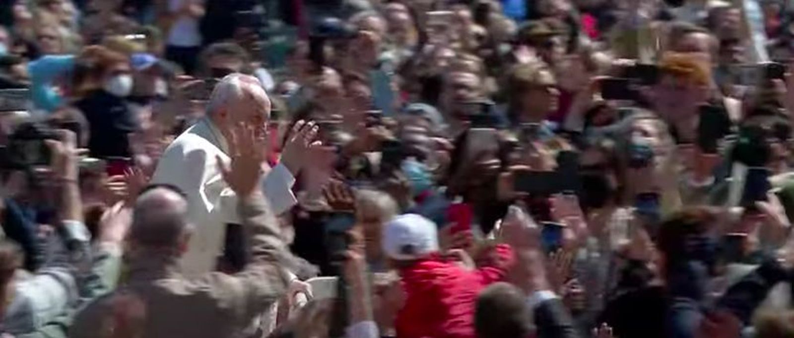 El Papa recorre la plaza en papamóvil