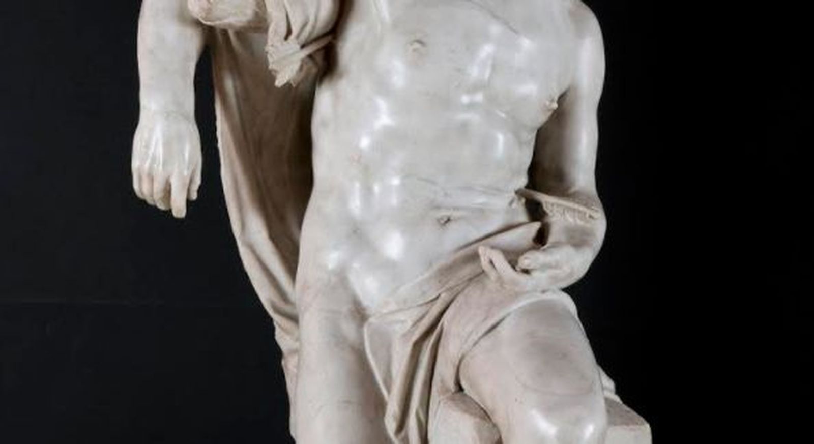 Flecha en el torso esculpido de San Sebastián