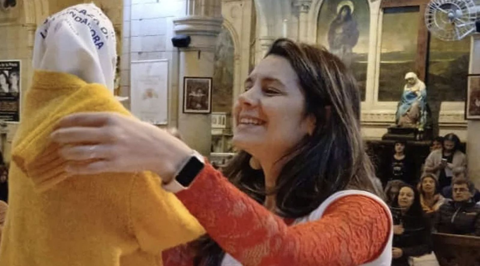 La imagen de la Virgen con el saquito amarrillo y el pañuelo.