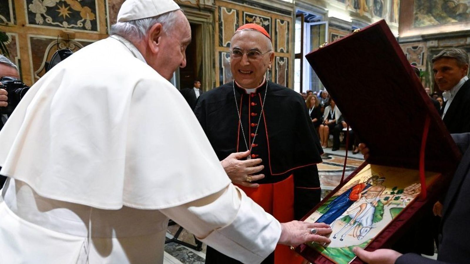 El Papa recibe un icono del buen samaritano