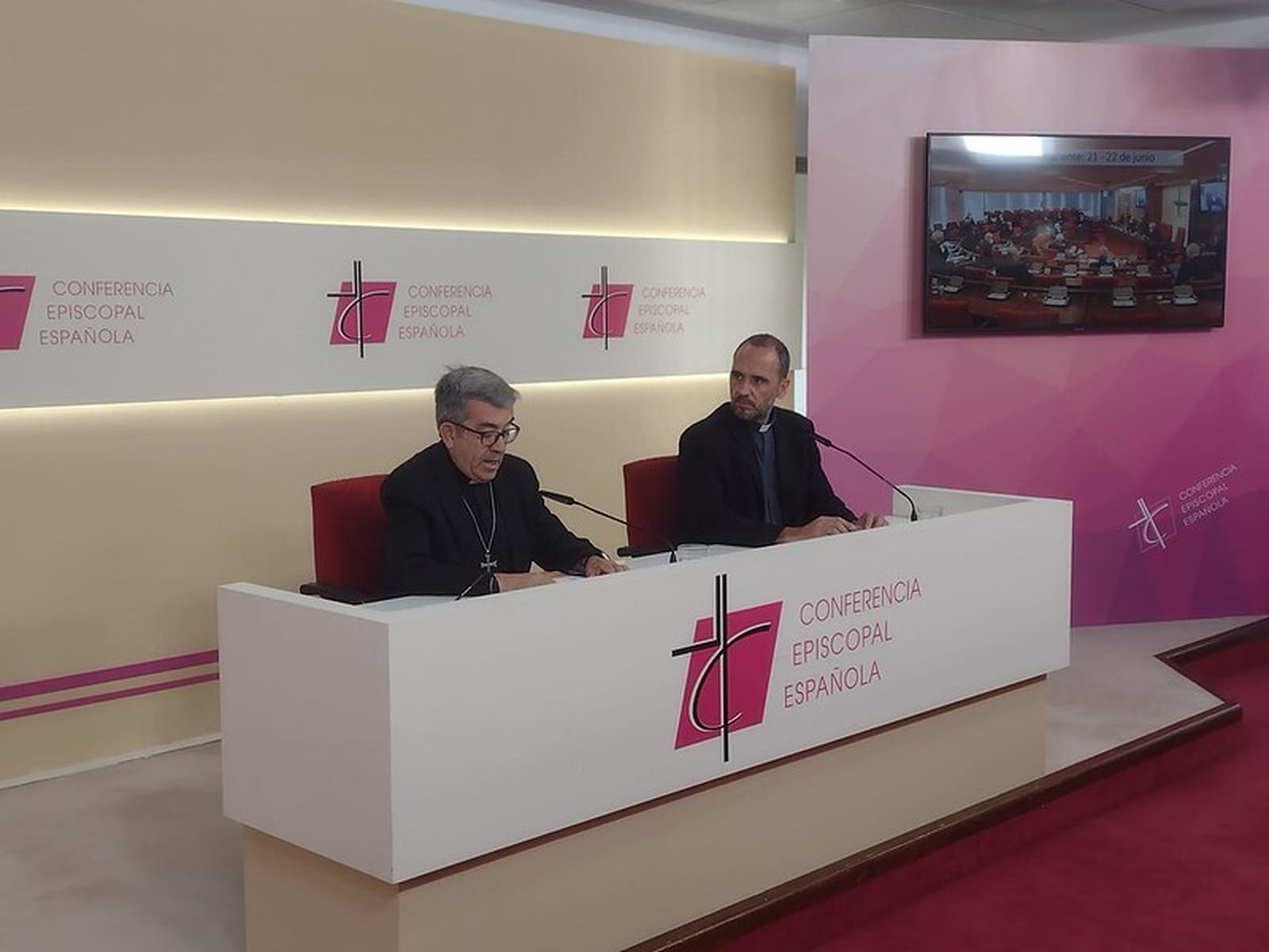 Luis Argüello y el director de la Oficina de Información , Josetxo Vera