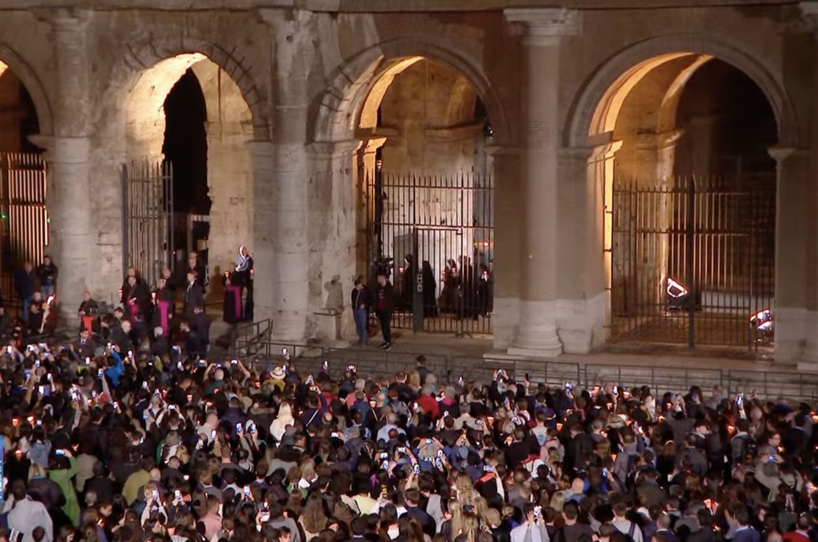 Vía Crucis en el Coliseo