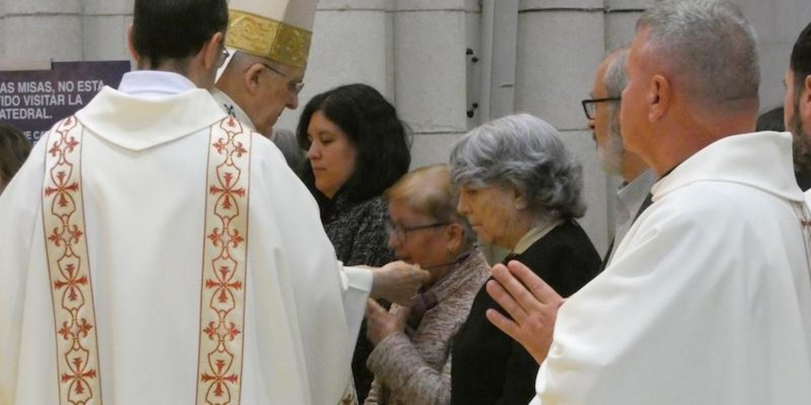 El cardenal Osoro, con los  misioneros que participaron en el envío