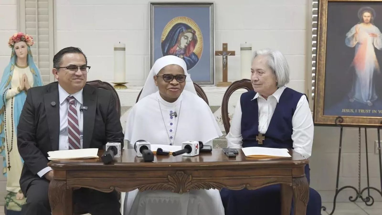 La hermana Leticia Ugboaja en una rueda de prensa