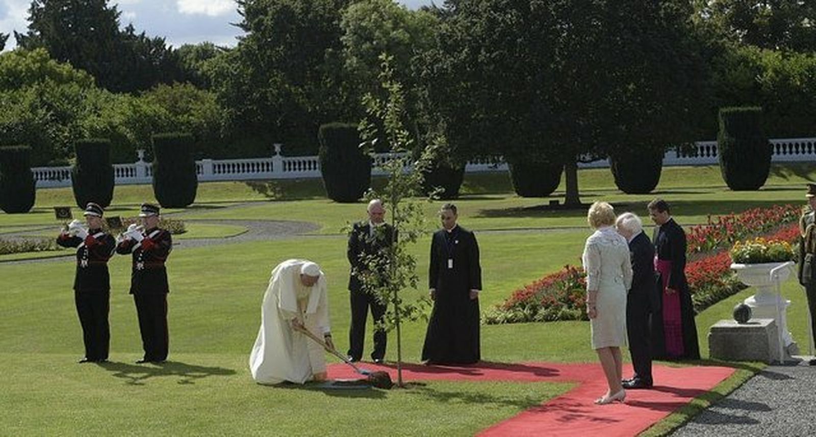El Papa, plantando un árbol