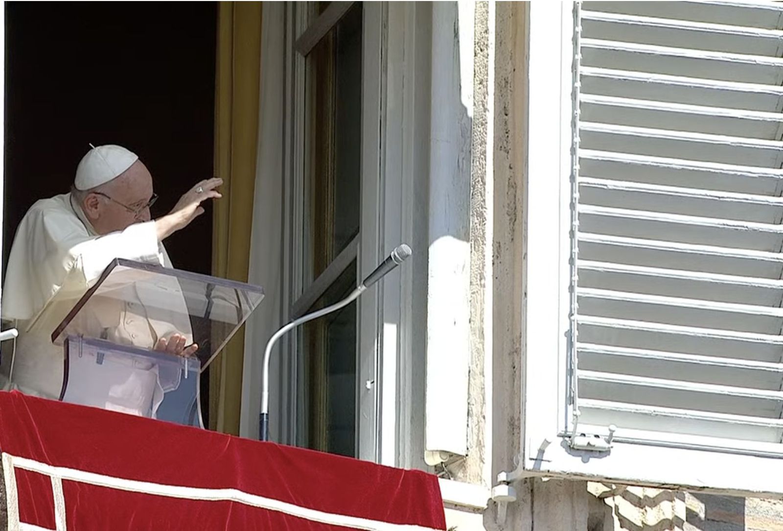 Franccisco saluda a los fieles