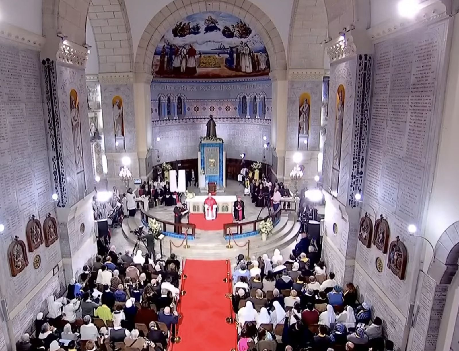 Fieles en Nuestra Señora de África