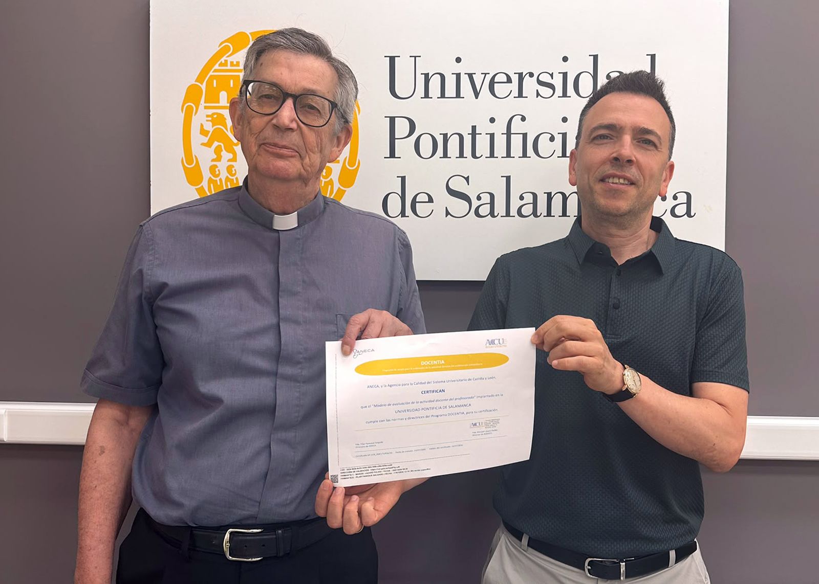 Rector y vicerrector de la UPSA con el Certificado Docentia