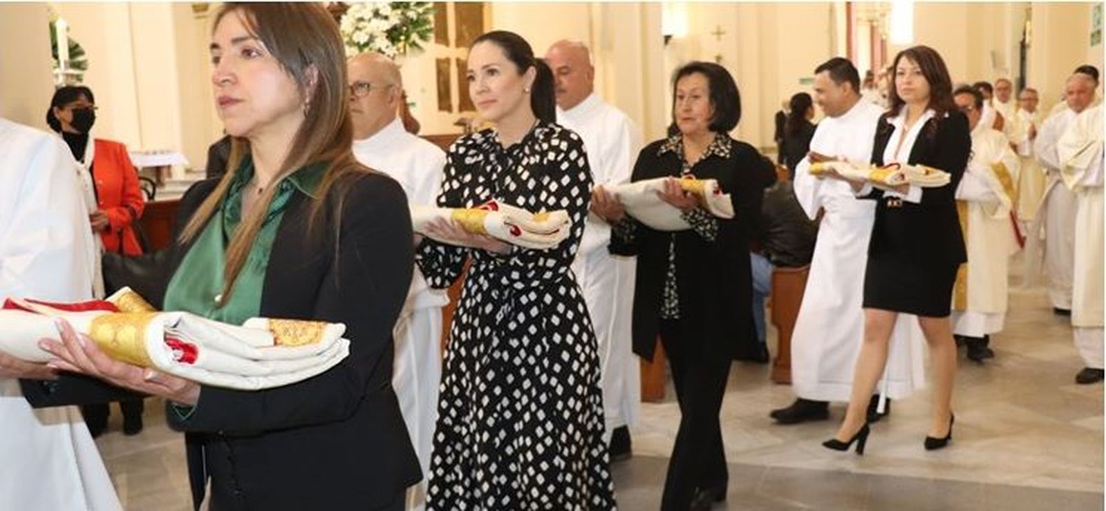 En la procesión de entradas caminan con las vestiduras junto a sus maridos