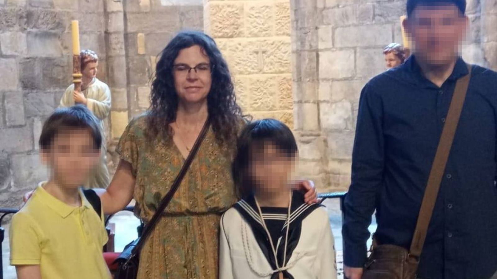 La mujer asesinada, con sus dos hijos