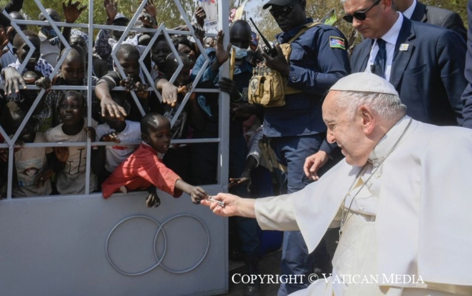 La foto del viaje a Sudán: una niña dando limosna al Papa Francisco