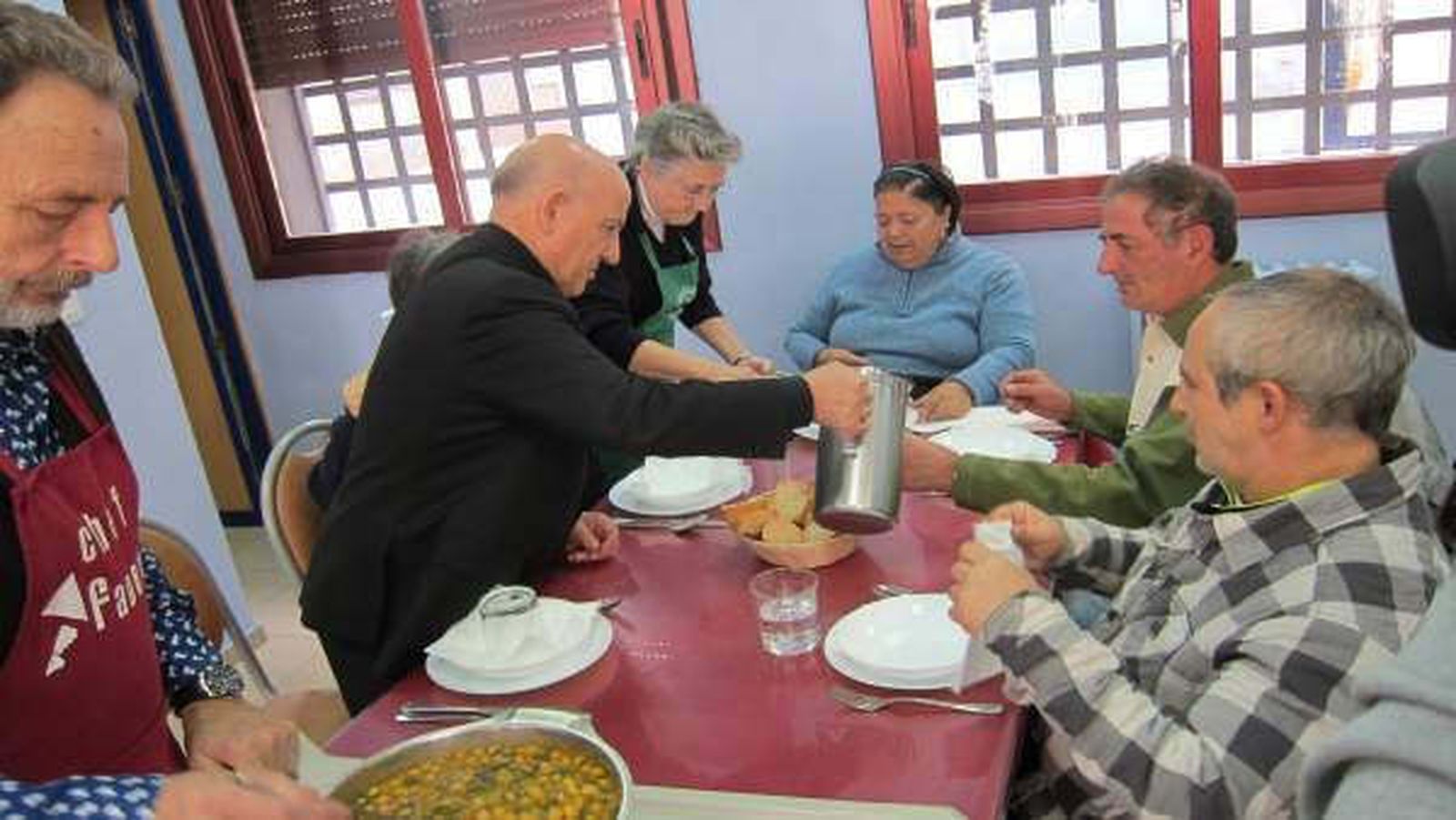 Vicente Jiménez compartiendo en el comedor de las Hijas de la Caridad
