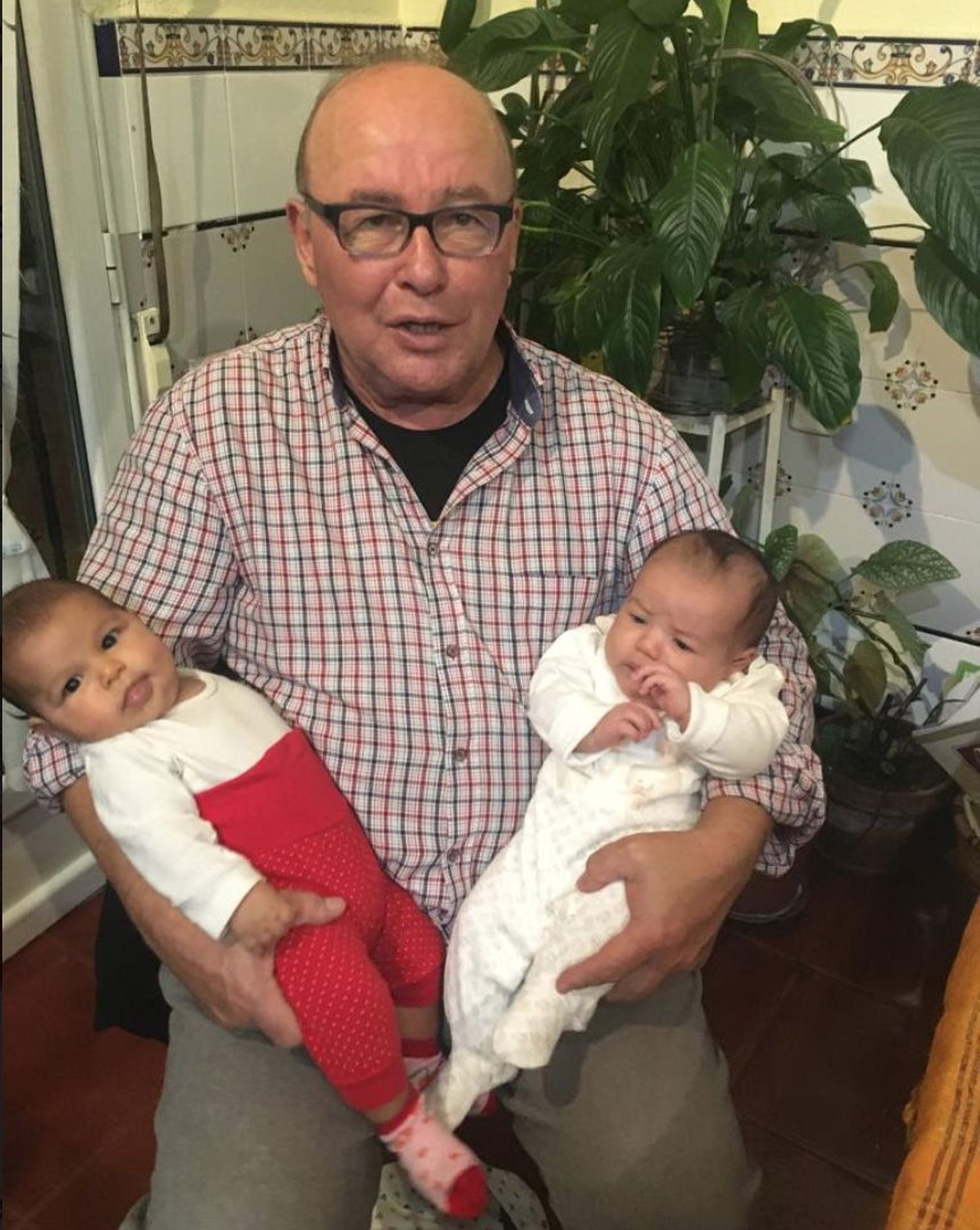 Abuelo con sus dos nietas