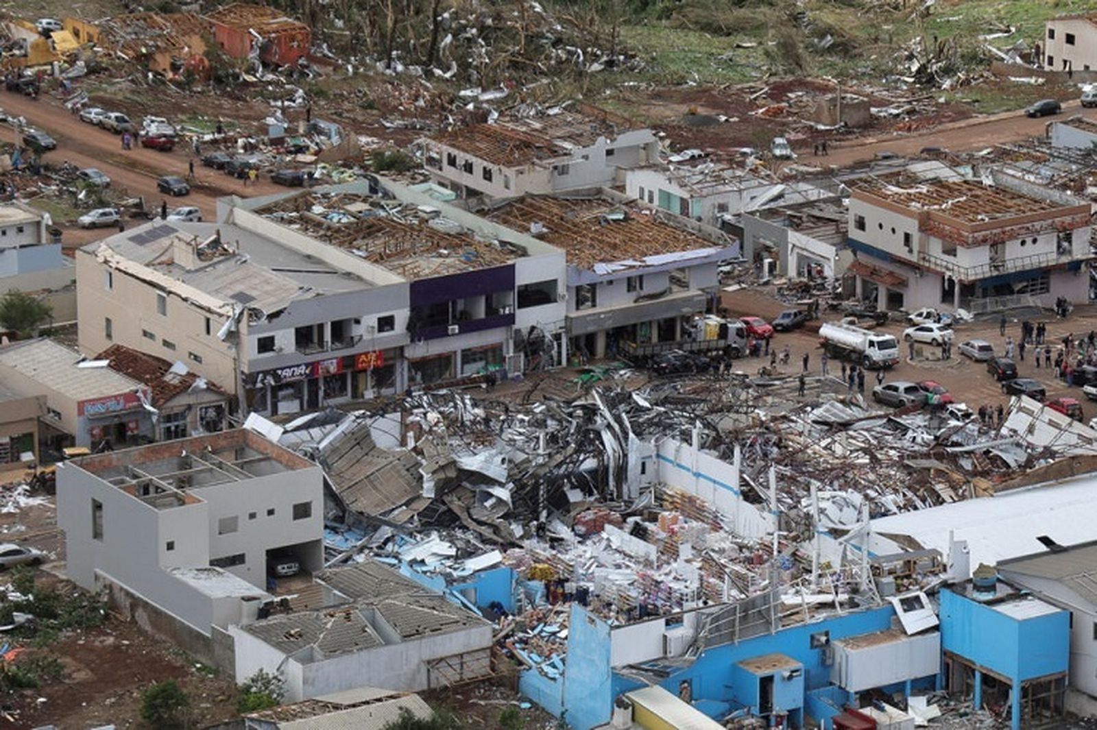 Devastación tras el paso de un tornado en el sur de Brasil