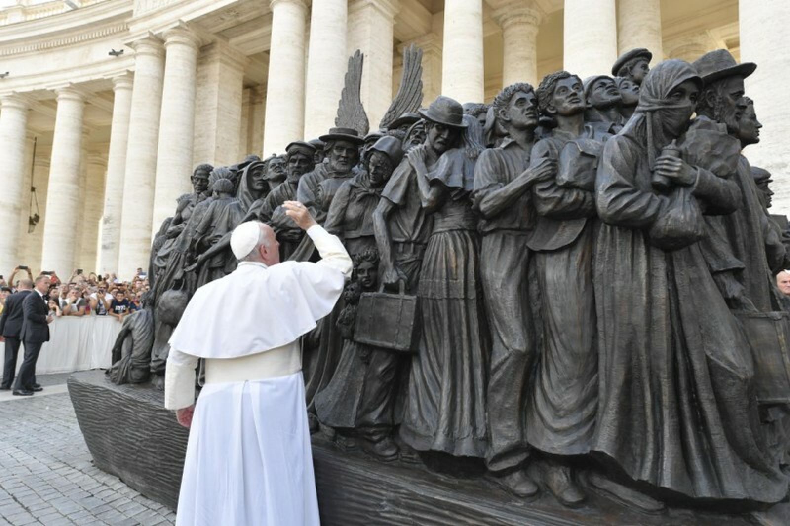 Francisco bendice la escultura sobre migraciones en la plaza de San Pedro