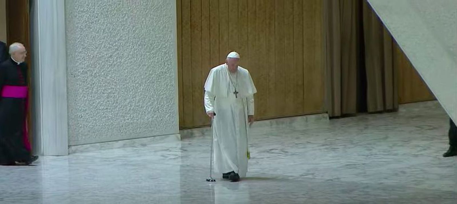 El Papa camina hacia el centro del Aula Pablo VI