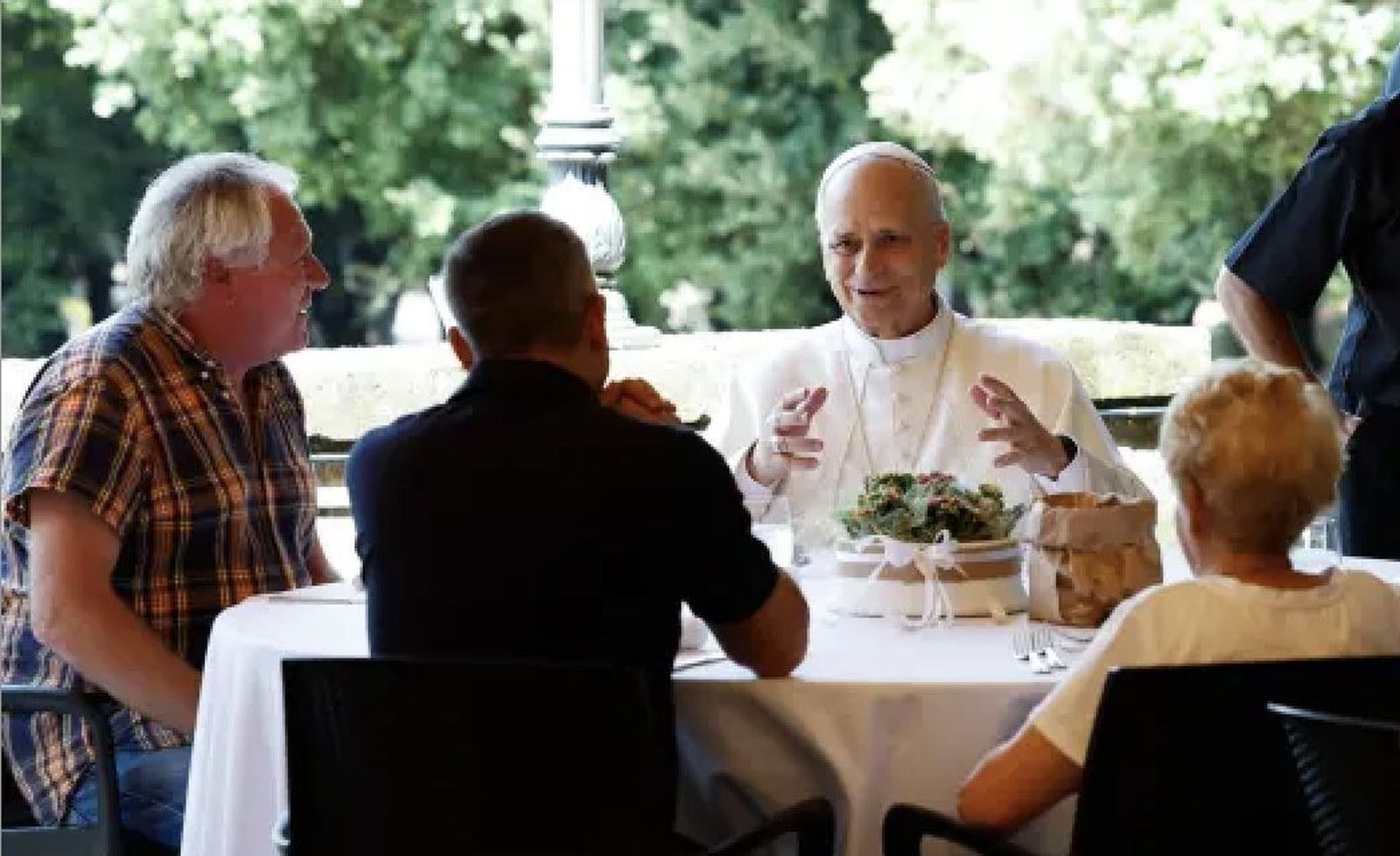 León XIV come con pobres