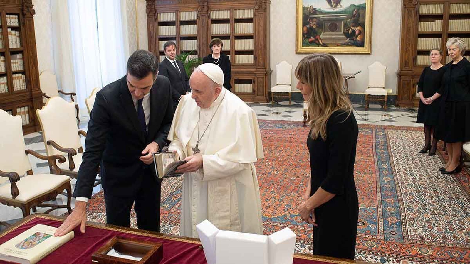 Pedro Sánchez, y Begoña Gómez, con el Papa Francisco