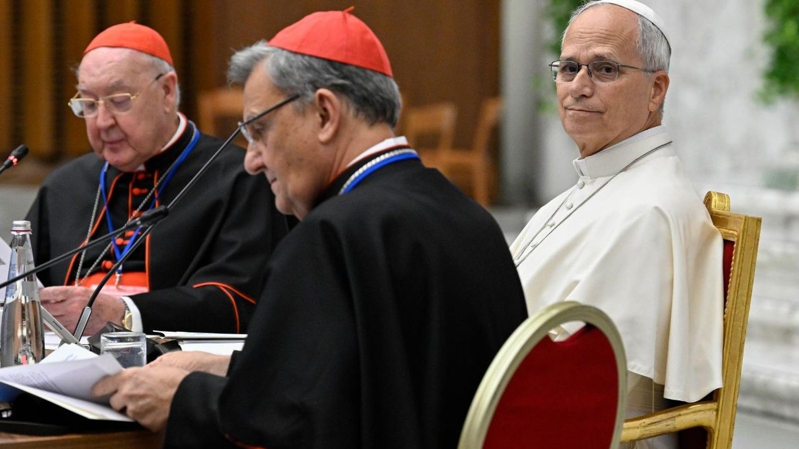 El cardenal Grech junto al Papa León XIV y el cardenal Farrell en la sesión inaugural del encuentoro en el aniversario de Amoris Laetitia.
