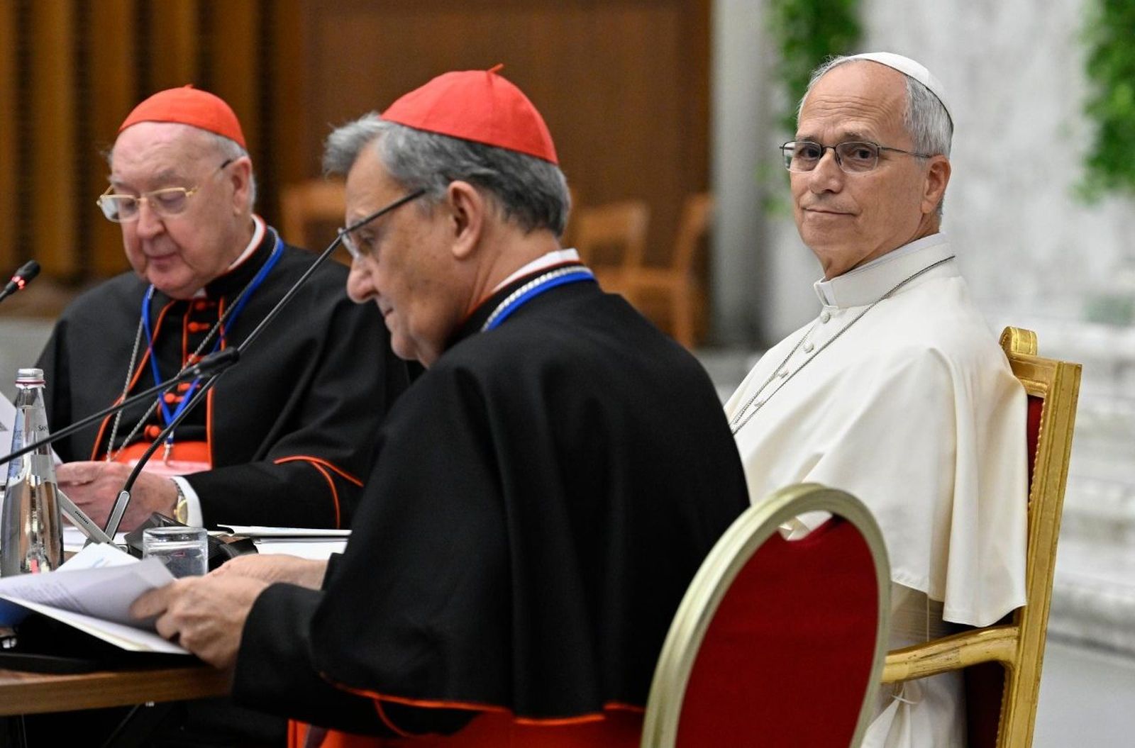 El cardenal Grech junto al papa León XIV y el cardenal Farrell en la sesión inaugural del encuentoro en el aniversario de Amoris Laetitia.