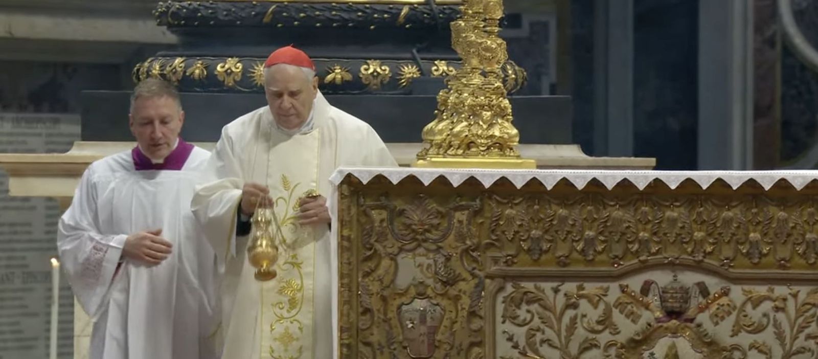 Domenico Calcagno bendice el altar