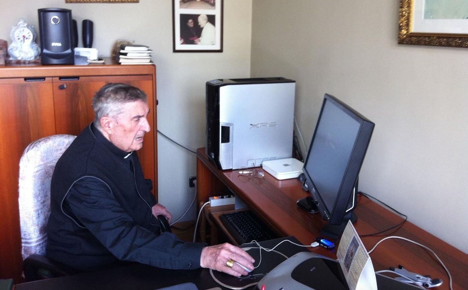 Don Gabino, ante su ordenador