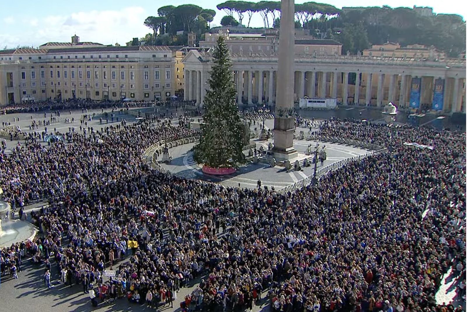 Fieles en la plaza de San Pedro