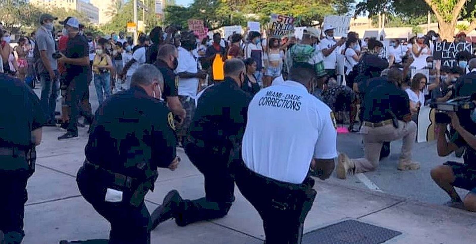 Manifestantes y policía oran juntos en Miami