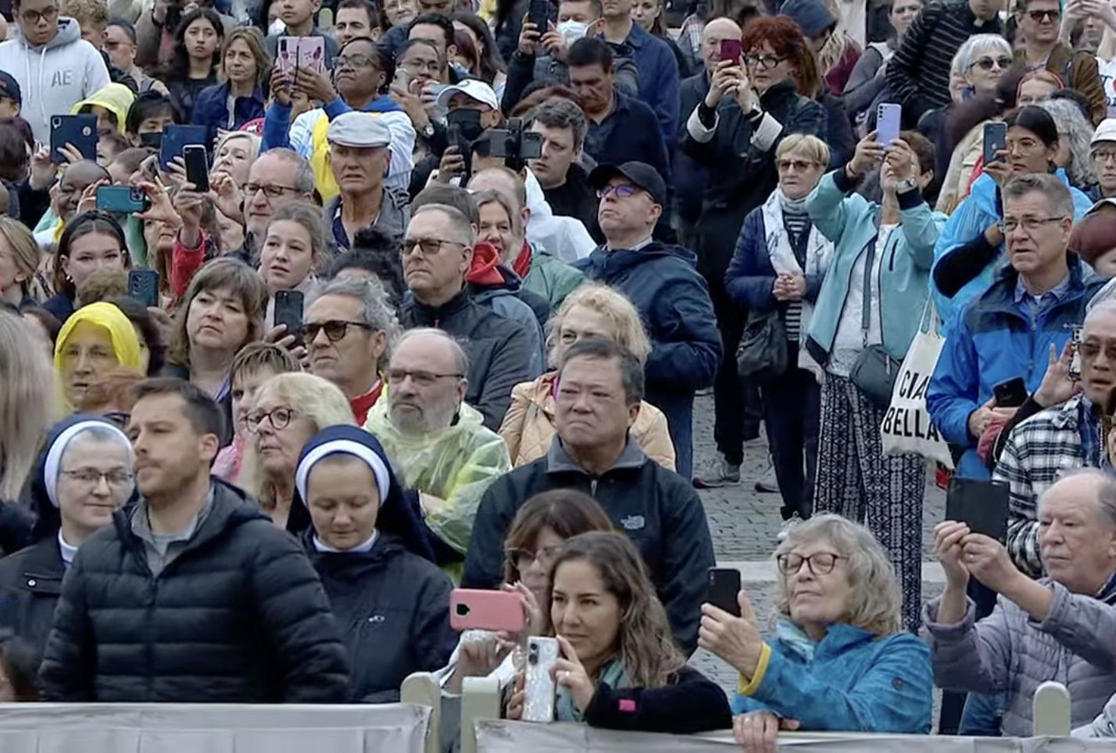 Fieles en la plaza de San Pedro
