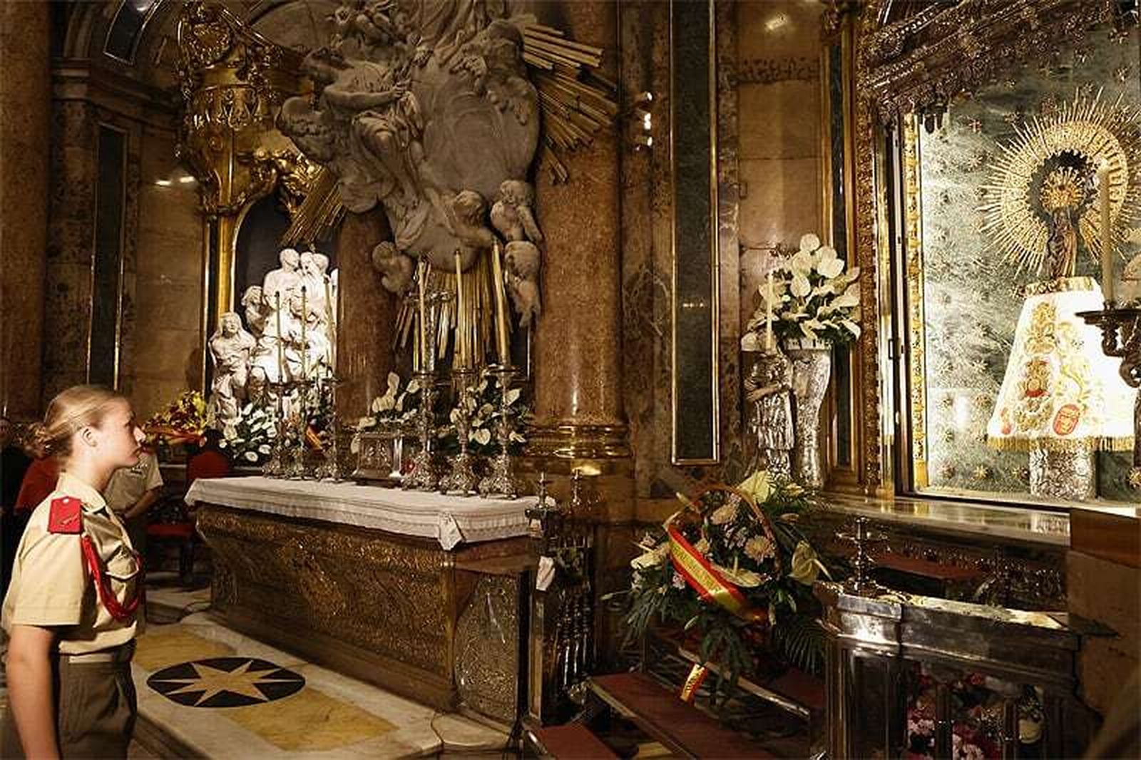 La princesa Leonor, ante la Virgen del Pilar