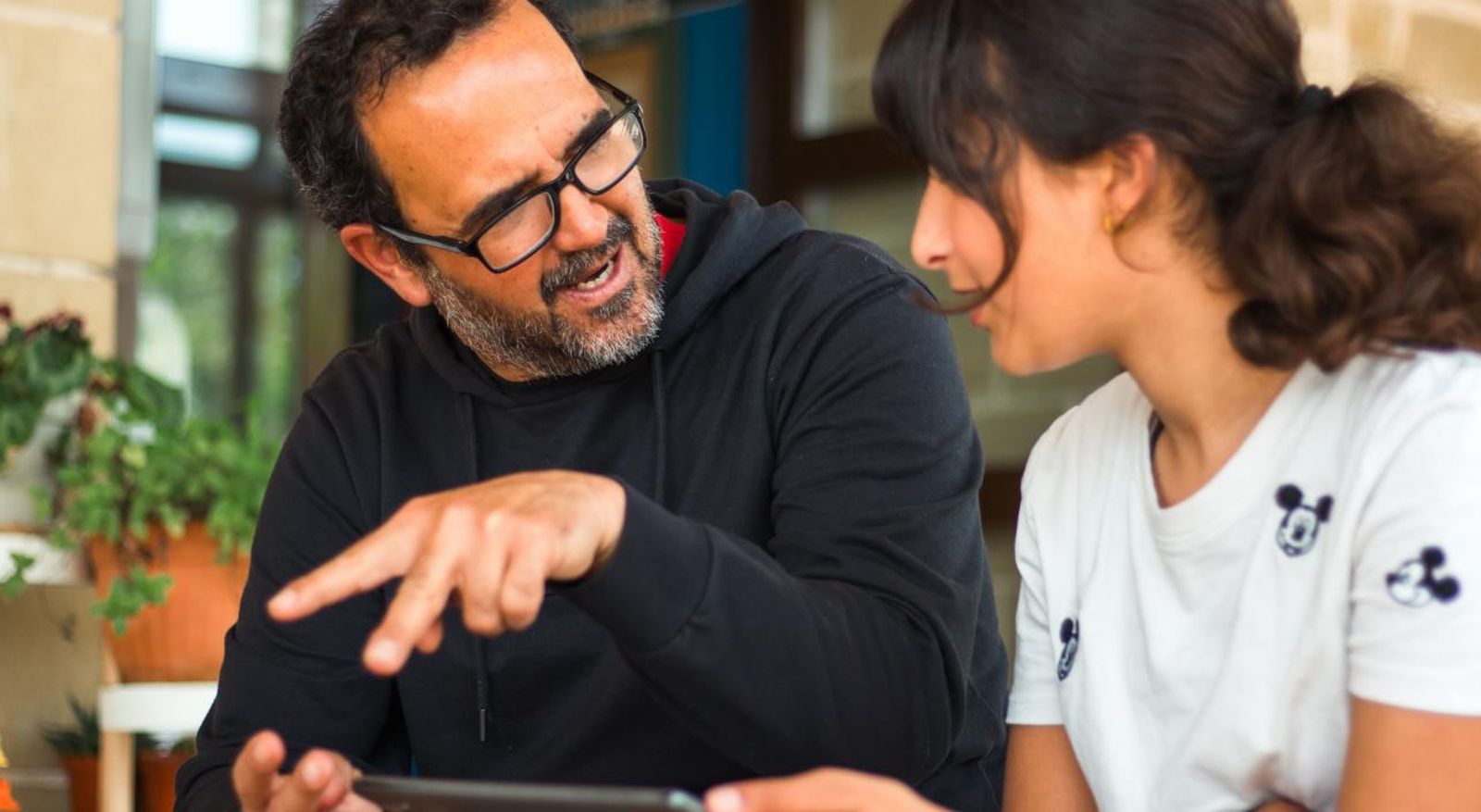 El director del CEIP de Alpartir hablando con una alumna del centro