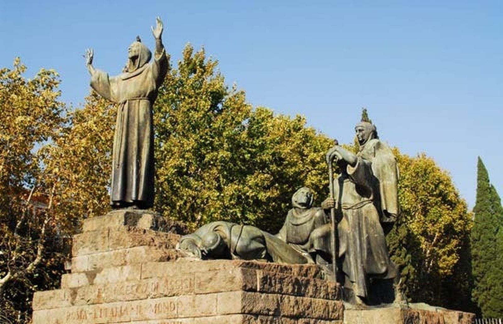 Escultura de San Francisco de Asís frente a san Juan de Letrán