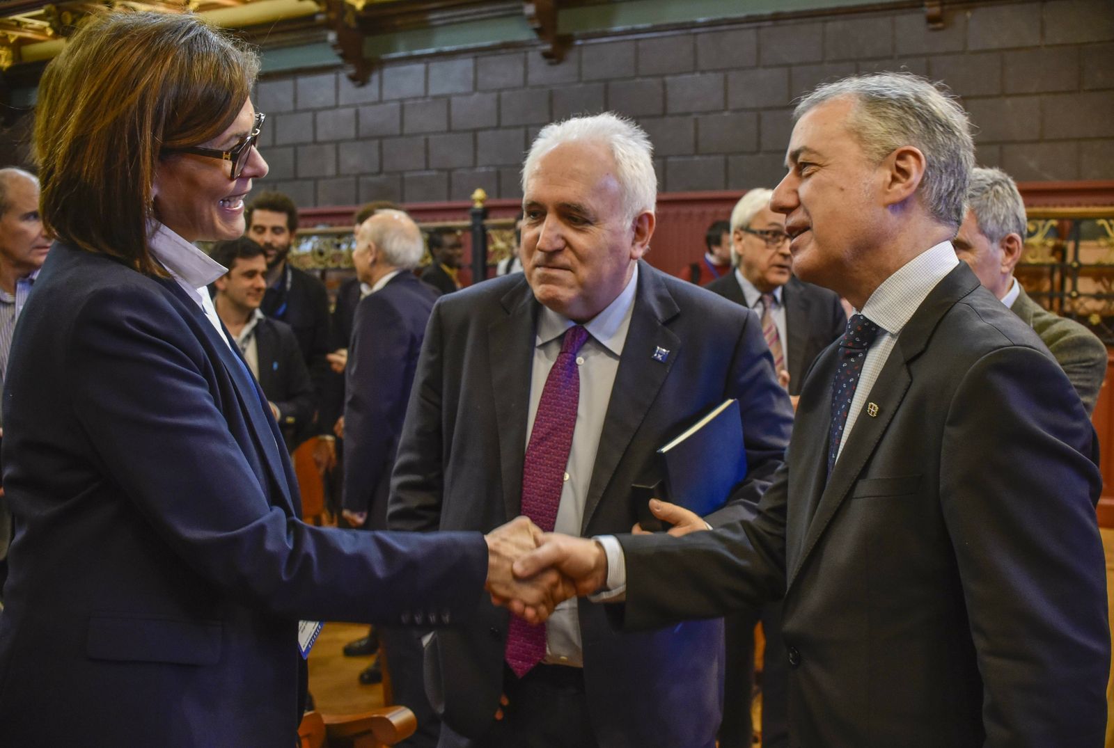 Hind Kabawat saluda al lehendakari Iñigo Urkullu, en presencia del rector José María Guibert, en la clausura del Foro THE sobre el impacto de las universidades en la promoción de la paz y la justicia