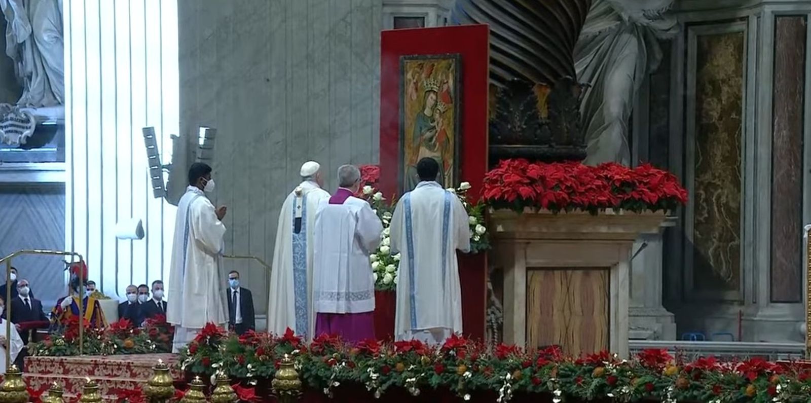 El Papa inciensa a María