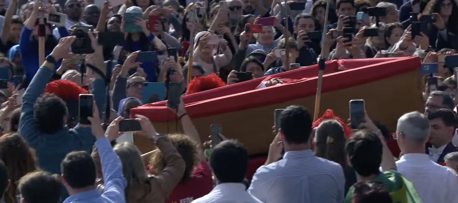 El féretro de Francisco, siendo trasladado a San Pedro, rodeado de fieles