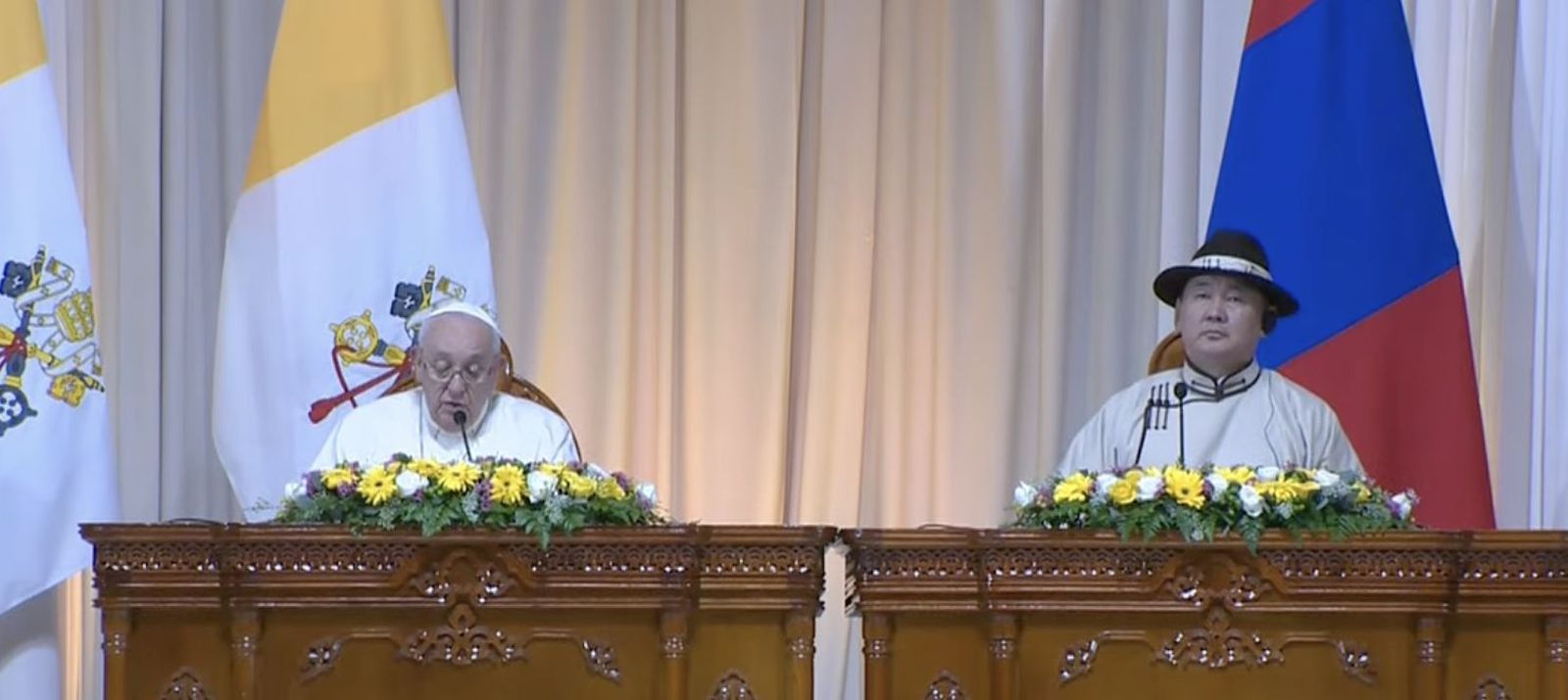 Francisco, con el presidente de Mongolia