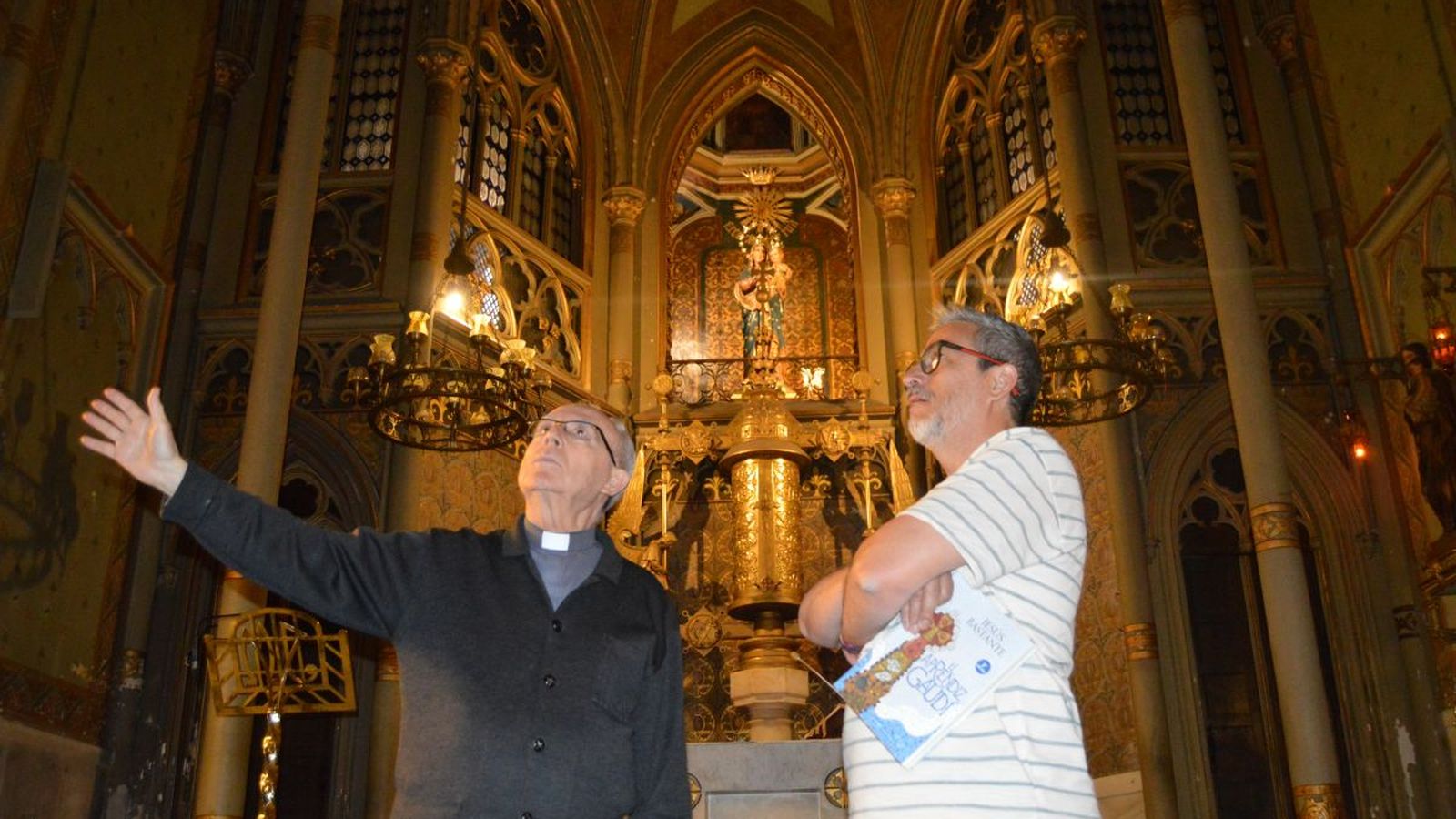 Jesús Bastante, junto al rector Antoni Martínez Subías, en el interior del Santuario del Sagrado Corazón de Tarragona, escenario presente en su novela El aprendiz de Gaudí.