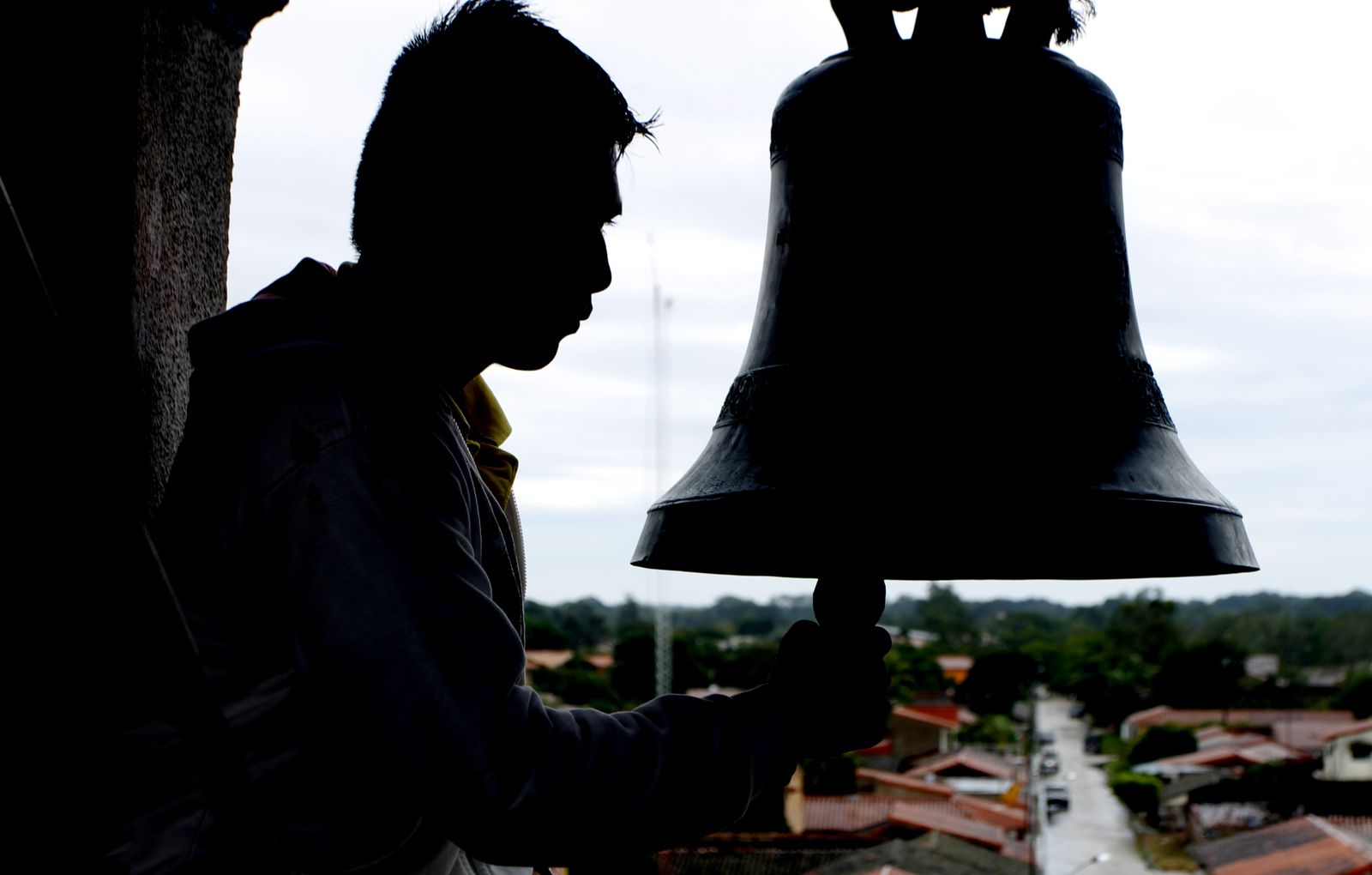 Foto de internet de un sacerdote tocando campana