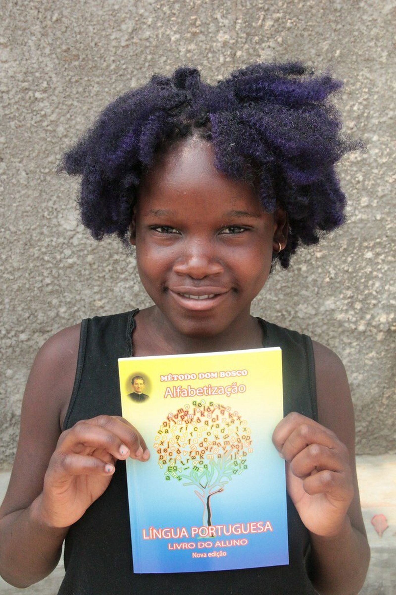 Cailani, la chica de Luanda que ha aprendido a leer gracias a Misiones Salesianas