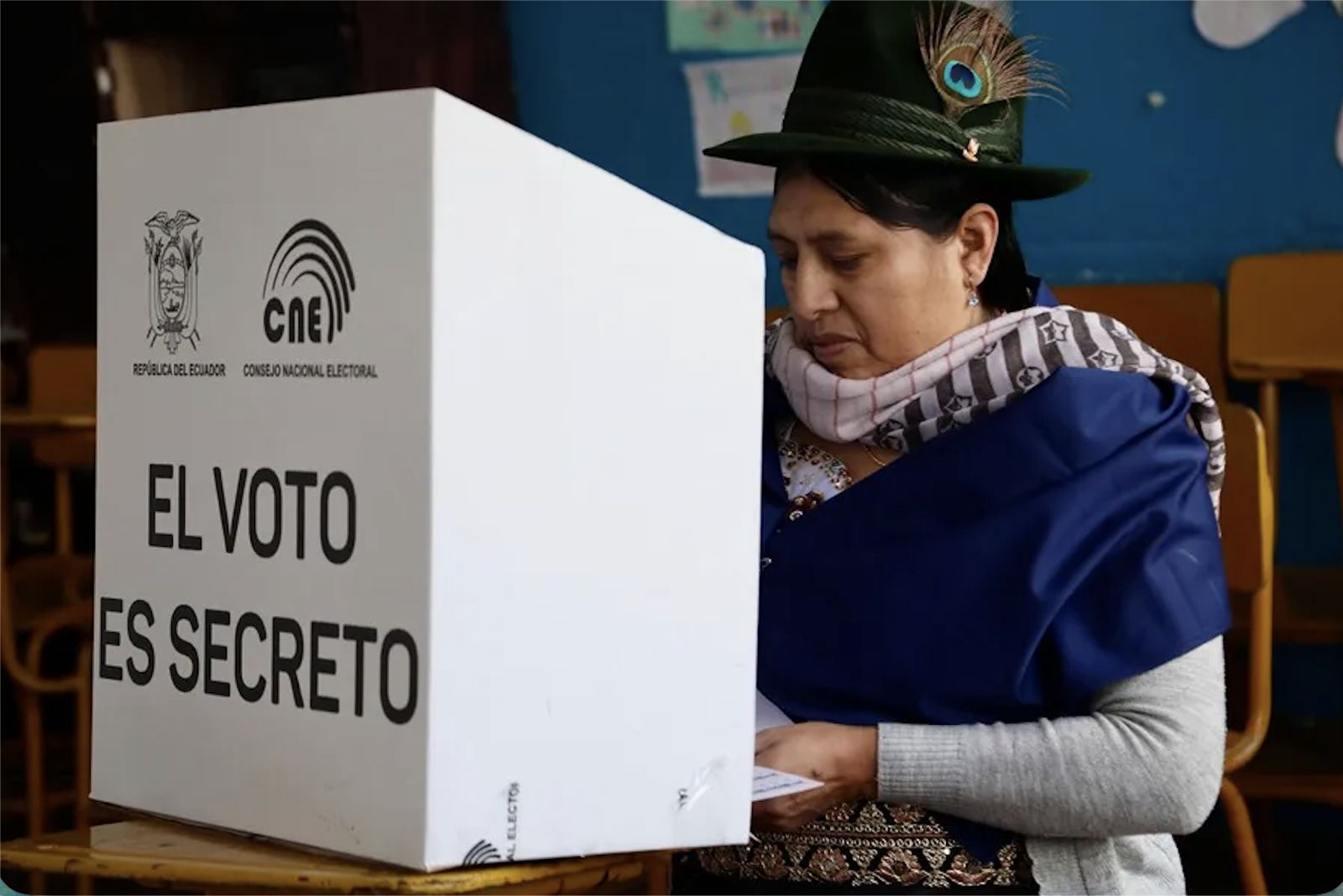 Una mujer indigena vota een las elecciones legislativas de 2025