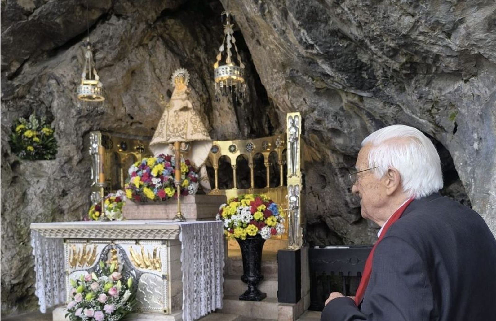 Padre Ángel ante la santina