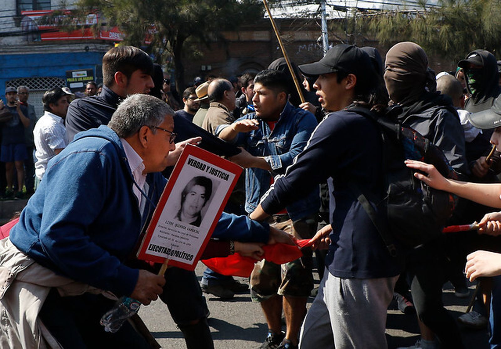 Una violenta confrontacion marca la conmemoración en las calles de los 50 años del golpe.
