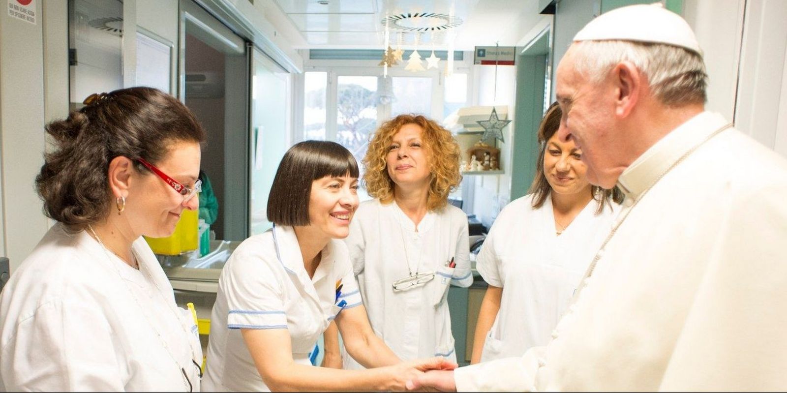 Papa saluda a enfermeras del Bambino Gesú