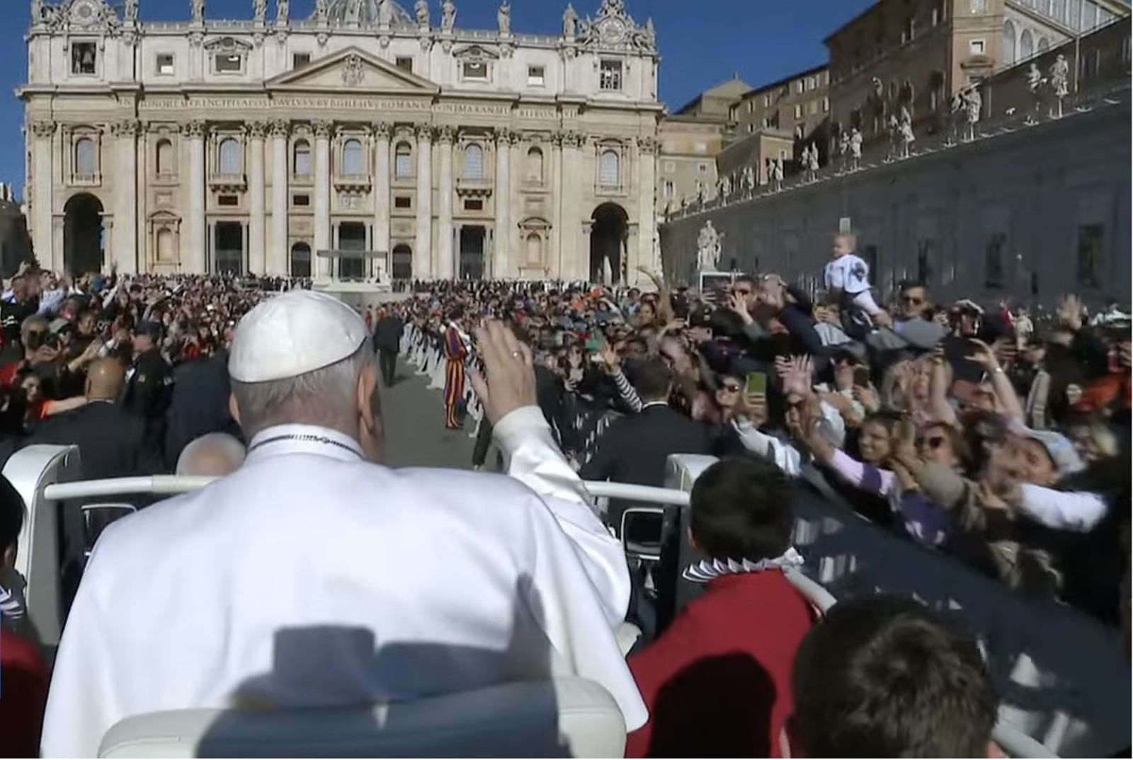 Francisco recorre la plaza de San Pedro en el papamóvil