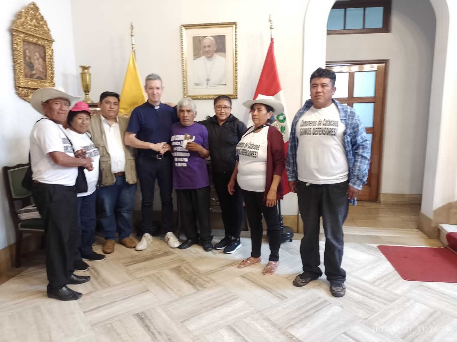 Marcelino Ynga con Jordi Bertomeu y otros miembros de la comunidad de Catacaos