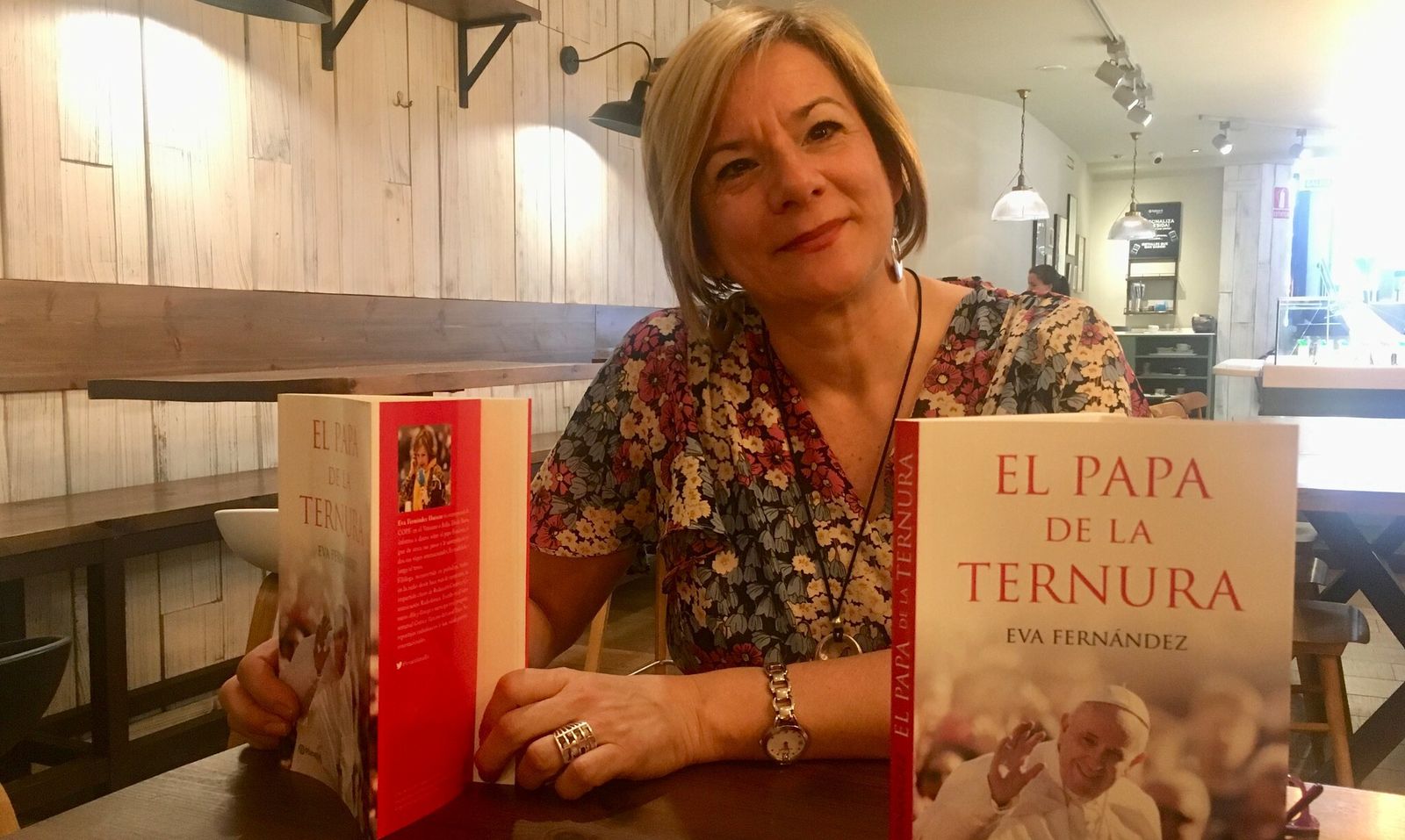 Eva Fernández, autora de 'El Papa de la ternura' (Planeta)