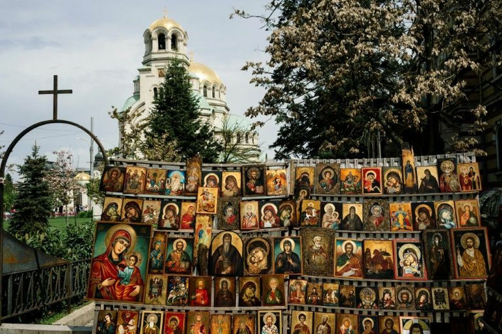 Iconos ortodoxos exhibidos en un mercadillo cerca de la catedral de Alexander Nevski de Sofía