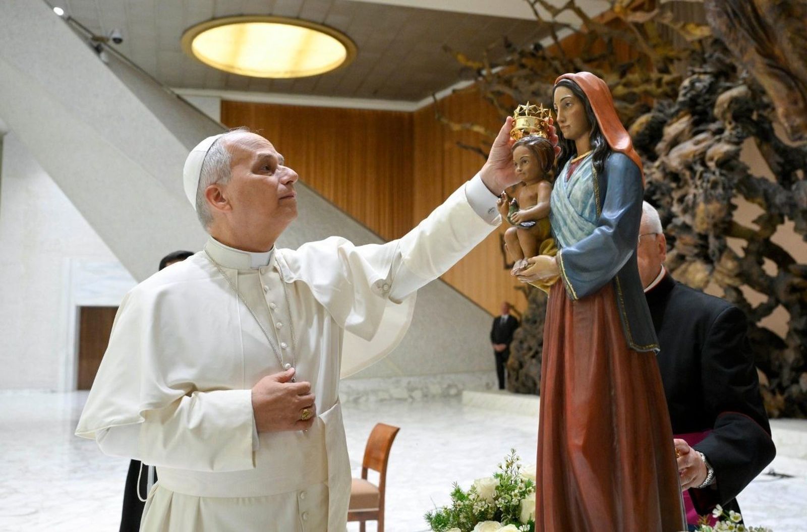 El Papa corona al Niño Jesús ante la Reina de los romaníes, sinti y caminantes